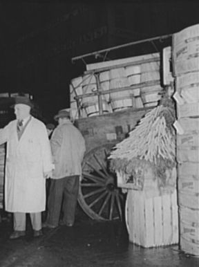 Commission Merchant at market, 1939. Image courtesy of Library of Congress.